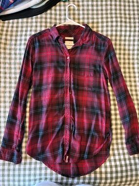 American Eagle Outfitters Red and Black Plaid Button-Down Shirt